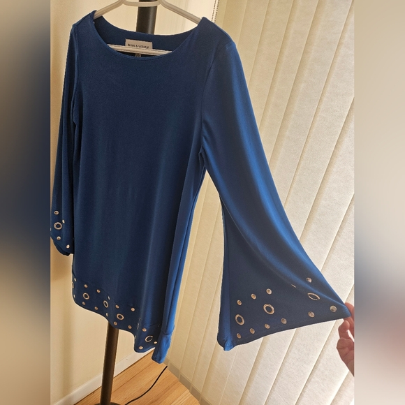 EUC gorgeous Emma & Michele shift dress with bell sleevss - Picture 2 of 6